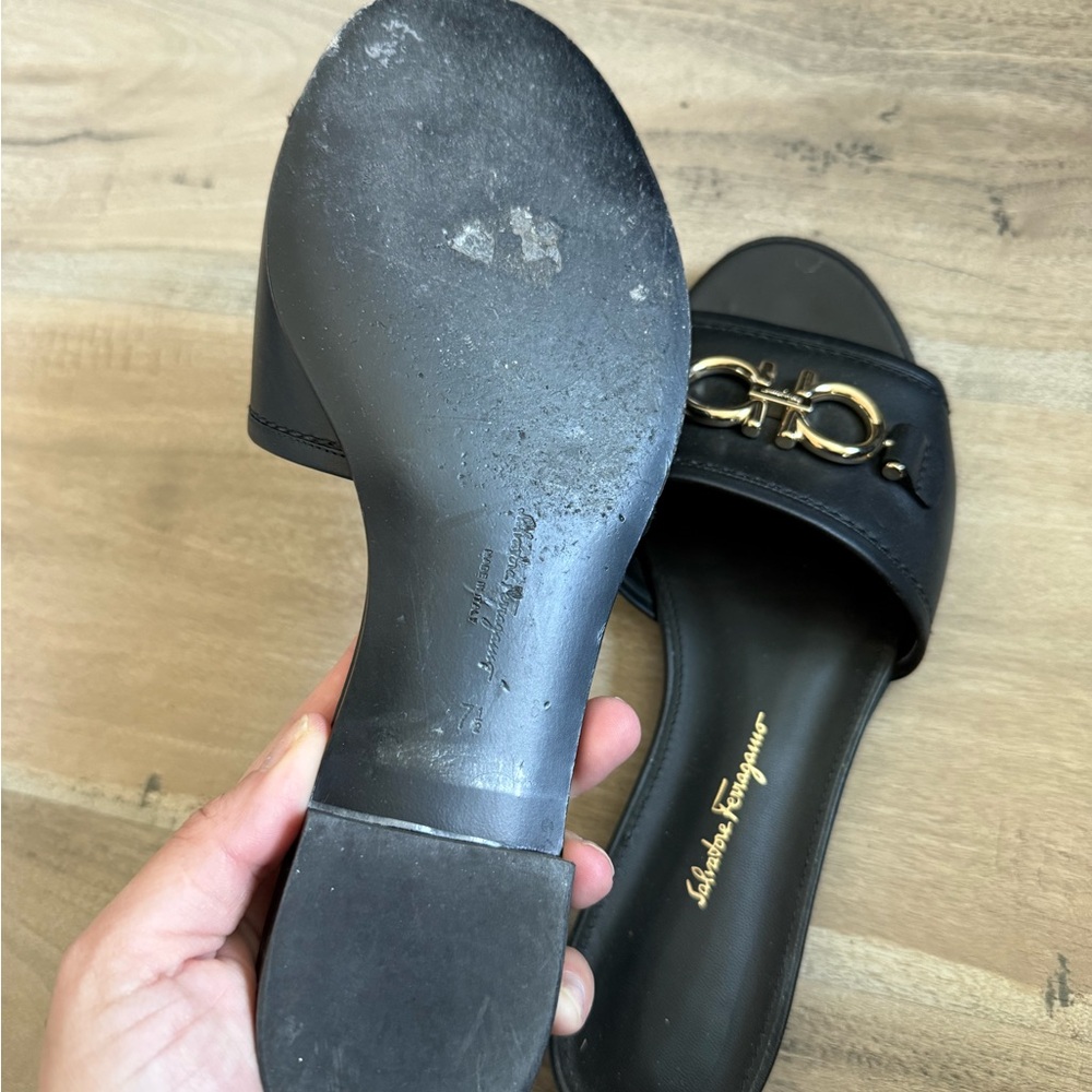 FERRAGAMO GANCINI LEATHER SLIDE - Picture 7 of 9